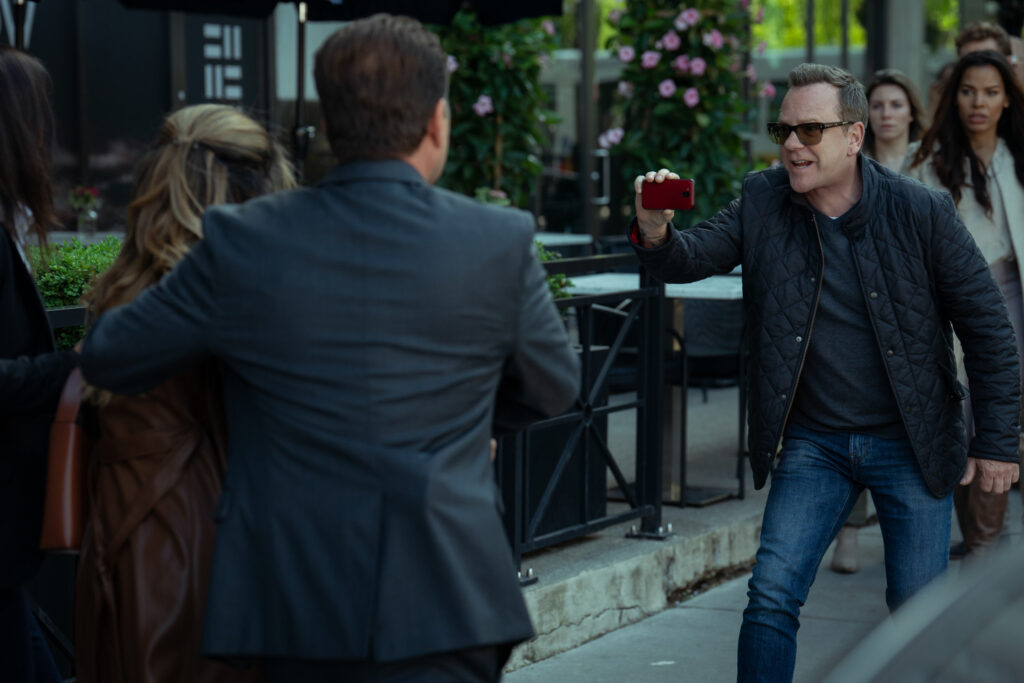 John Weir (Kiefer Sutherland) in Rabbit Hole